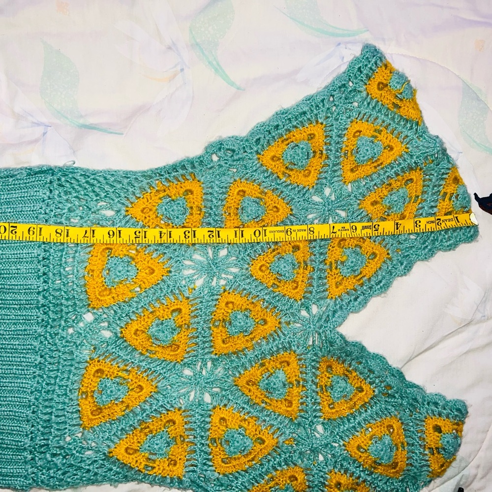 Crochet Top with Triangle Patterns - Picture 4 of 4